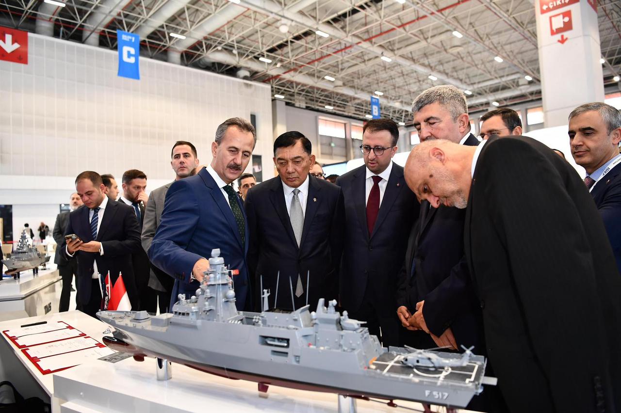 Turkish and Indonesian officials inspect mock-ups of Istif-class frigates at IDEF 2025 in Istanbul, Türkiye on 26 July, 2025. (Photo via X/@SavunmaSanayii)