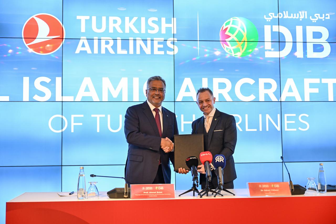 Turkish Airlines Chairman Professor Ahmet Bolat (L) and Dubai Islamic Bank CEO Dr. Adnan Chilwan (R) shake hands during the signing ceremony of the Airbus A350 financing deal in Istanbul, Türkiye, July 28, 2025. (AA Photo)