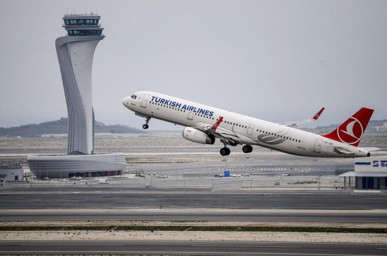 A Turkish Airlines Airbus A321 plane takes off in front of the control tower at Istanbul Airport, Istanbul, Türkiye, Apr. 6, 2019. (AFP Photo)