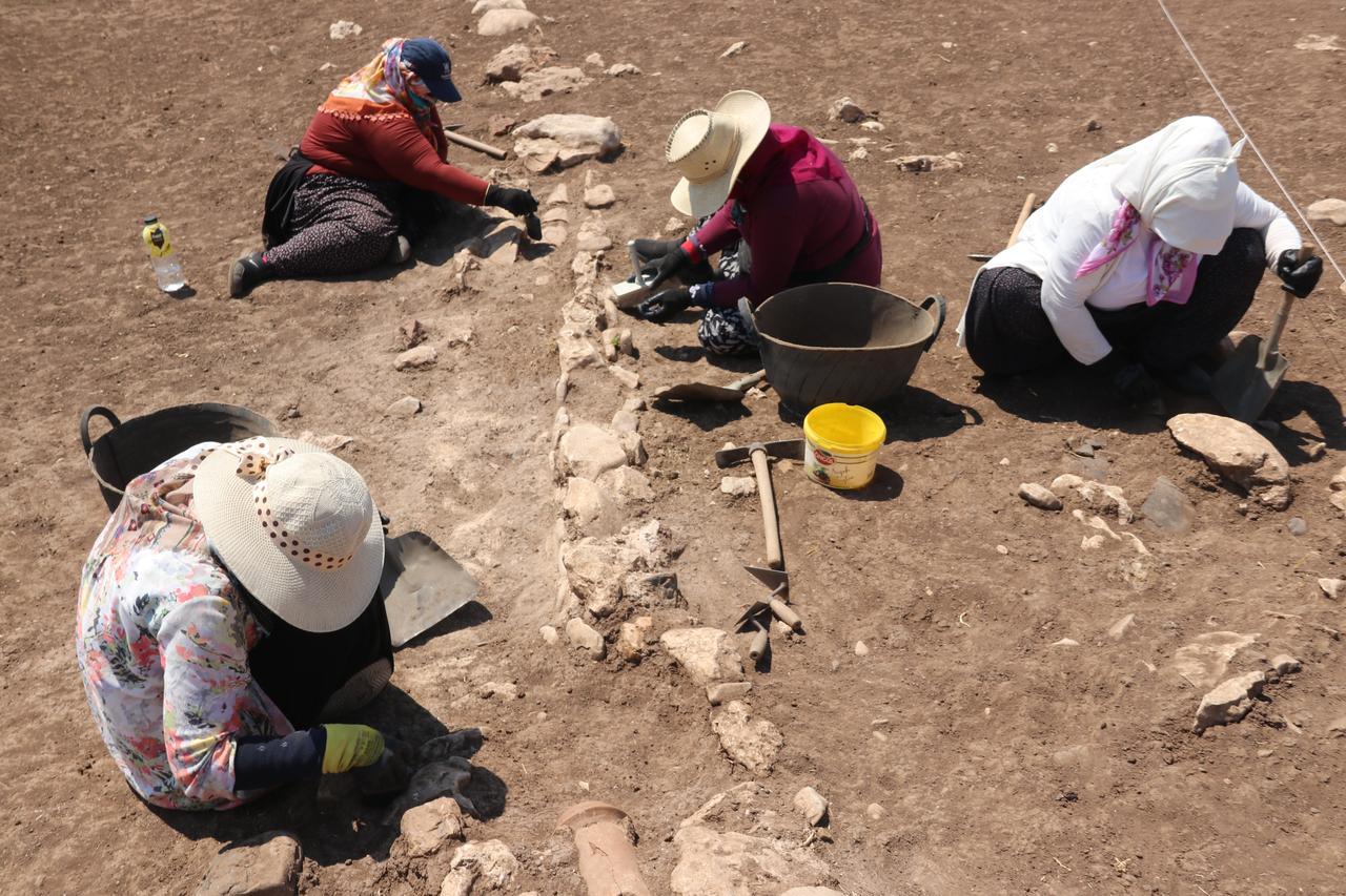 Ancient water channel and Neolithic grid buildings unearthed at Türkiye's Cayonu Mound Image