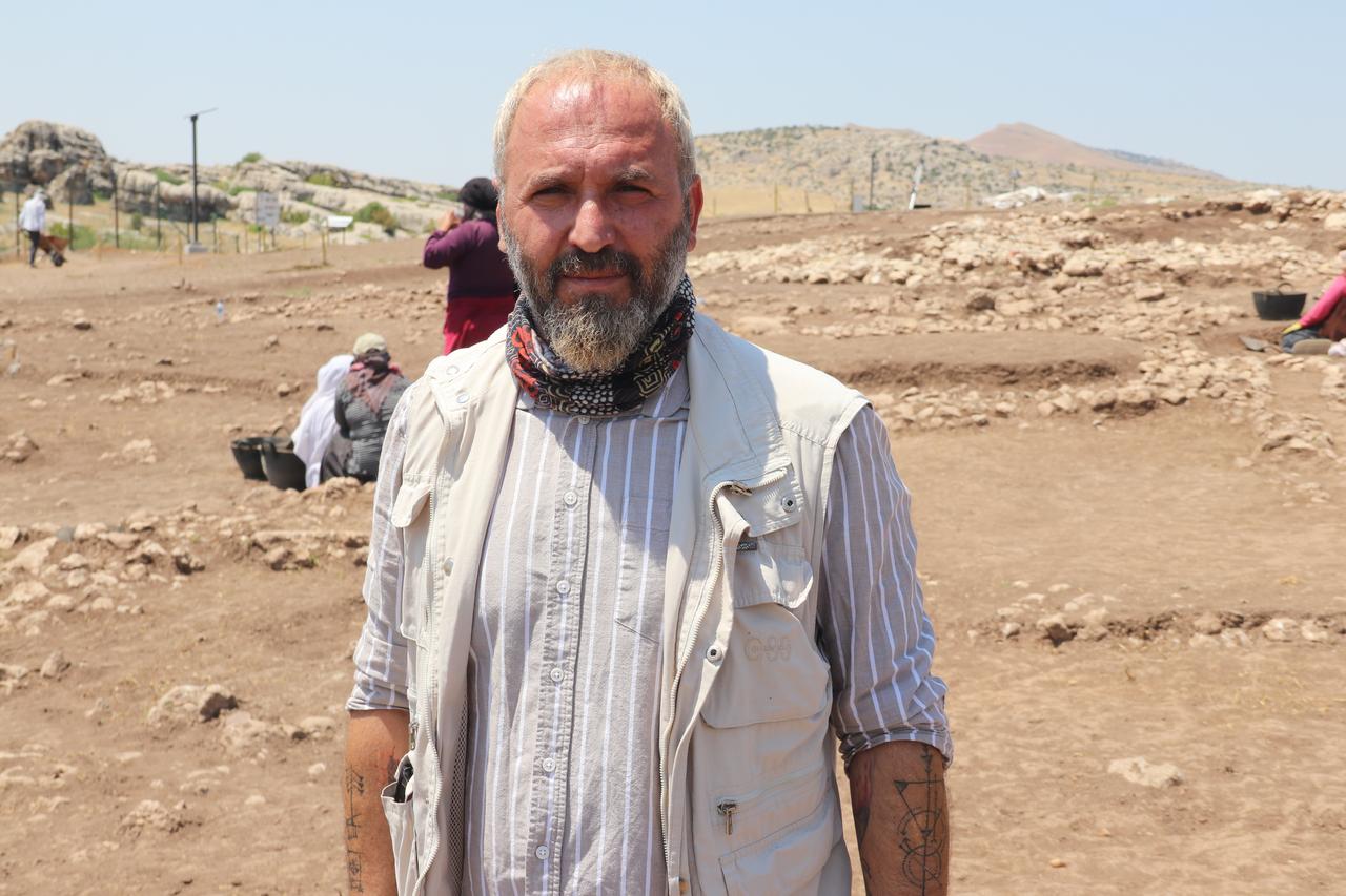 Excavation director and Canakkale Onsekiz Mart University academic Associate Professor Savas Sarialtun speaks to Anadolu Agency during the excavations on the eastern side of the 12,000-year-old Cayonu Mound in Ergani district of Diyarbakir, Türkiye, July 28, 2025. (AA Photo)