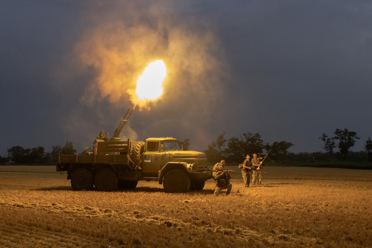 Ukrainian servicemen of the 59th brigade mobile air defence unit fire a Soviet made ZU-23 anti-aircraft twin autocannon towards a Russian drone during an air attack near Pavlograd, Dnipropetrovsk region on July 19, 2025. (AFP Photo)