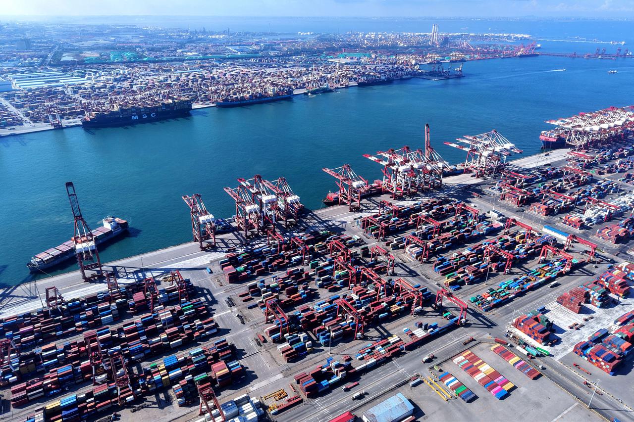 Trump threatens global economy with plan to raise baseline tariffs to 20% Image
