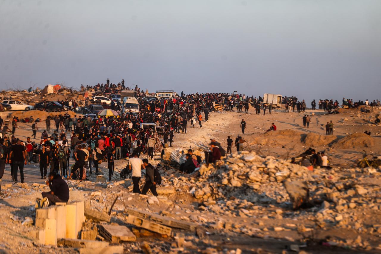Palestinians facing food shortages gather to receive the humanitarian aid to be delivered through the Netzarim Corridor in the central Gaza Strip on July 02, 2025. (AA Photo)
