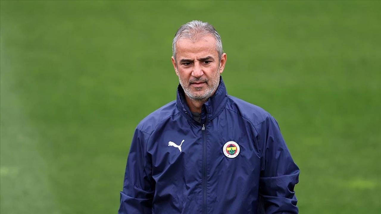 Ismail Kartal attends a training session with Fenerbahce, accessed on July 3, 2025. (AA Photo)