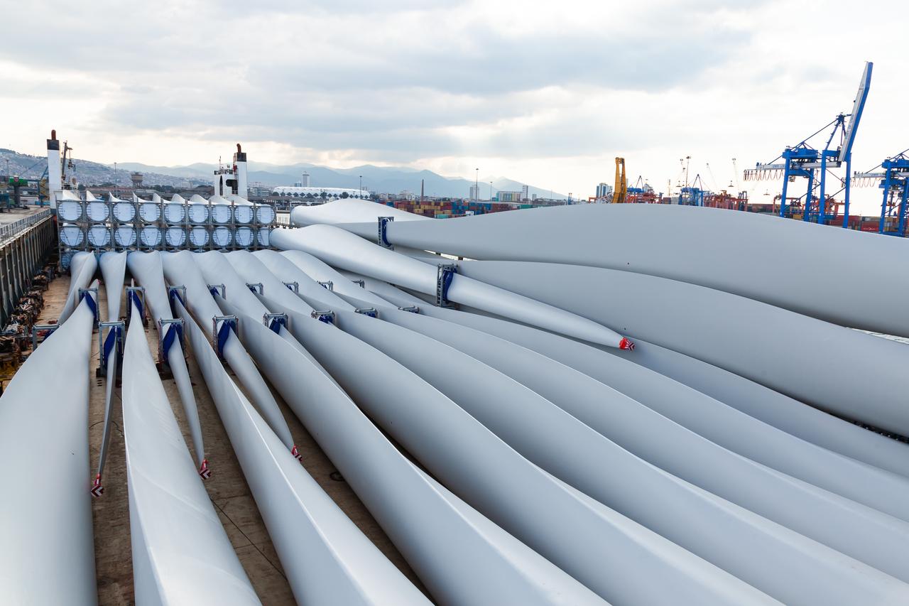 Wind turbine blades are being loaded onto a cargo ship at the port of Izmir, Türkiye, on February 15, 2020. (Adobe Stock Photo)