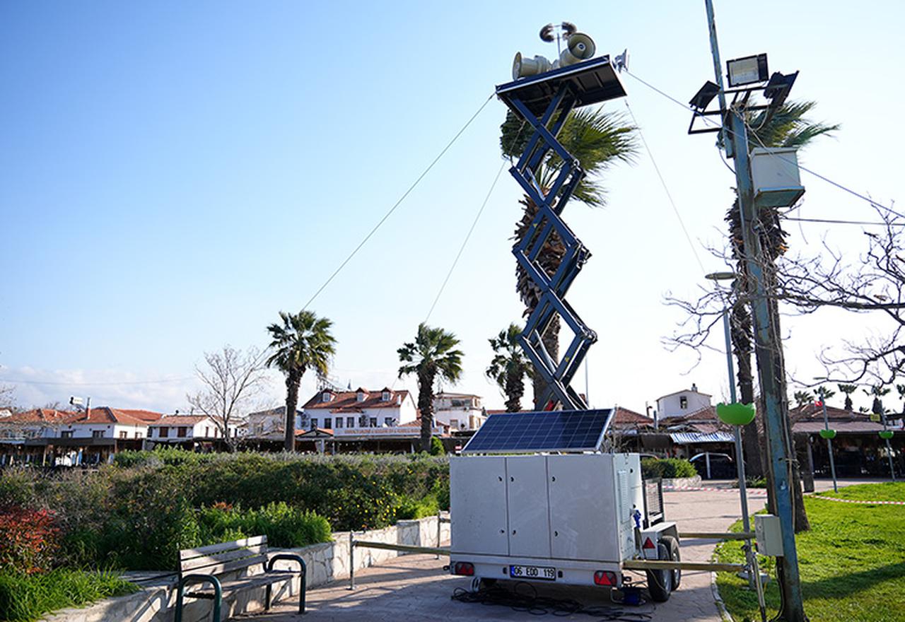 A mobile siren system has been installed at Mustafa Kemal Ataturk Square in Seferihisar, Izmir for tsunami alerts. (AA Photo)