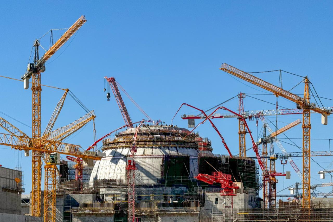 The installation of the outer protective shell of the reactor building of the 1st power unit of the Akkuyu Nuclear Power Plant (NPP) in Mersin, Türkiye, November 11, 2024. (AA Photo)
