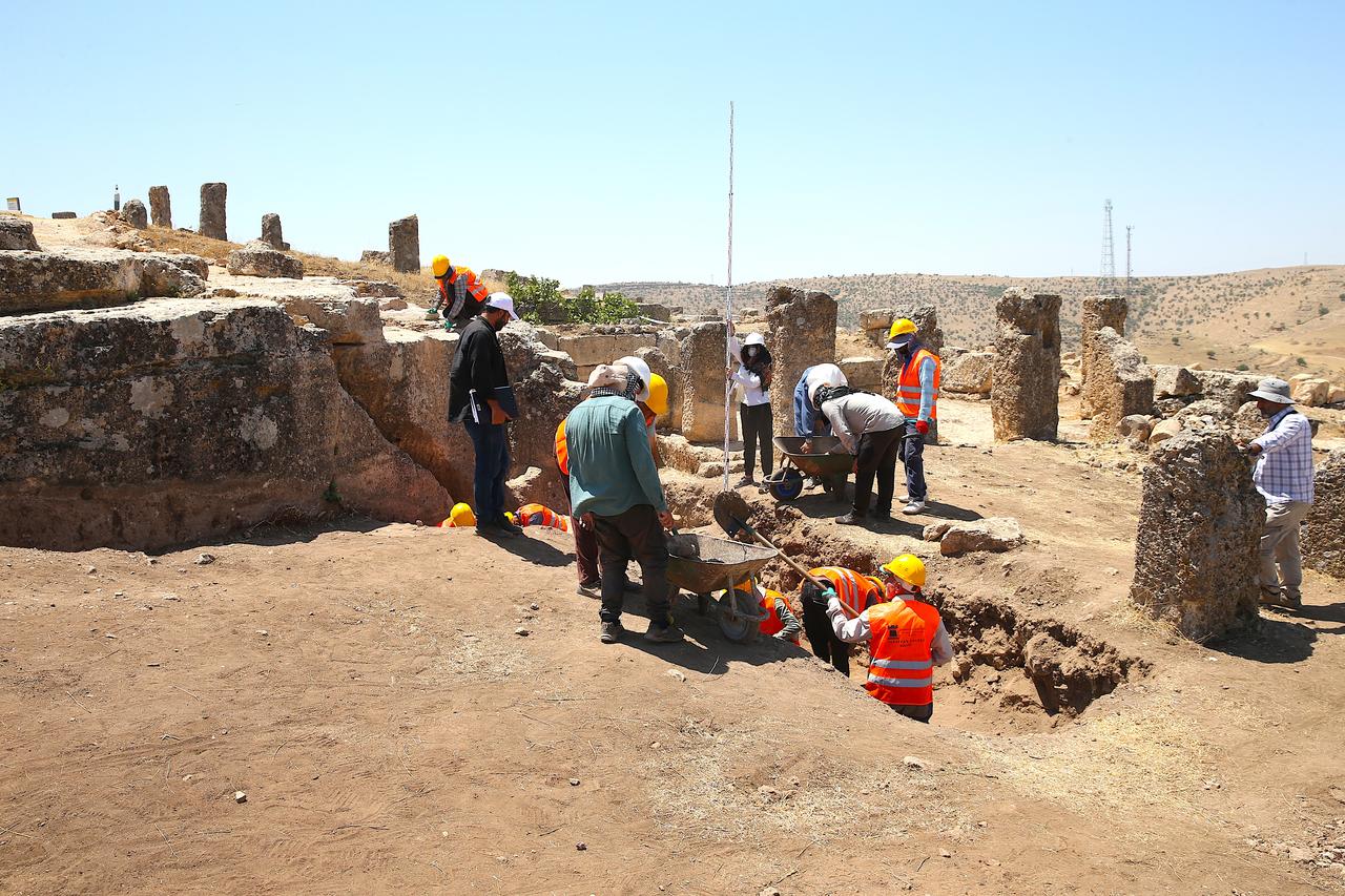 A view shows the 3,000-year-old Zerzevan Castle in Diyarbakir, Türkiye, once used as a military settlement during the Roman Empire, where archaeologists have unearthed an 1,800-year-old water distribution system on July 23, 2025. (AA Photo)