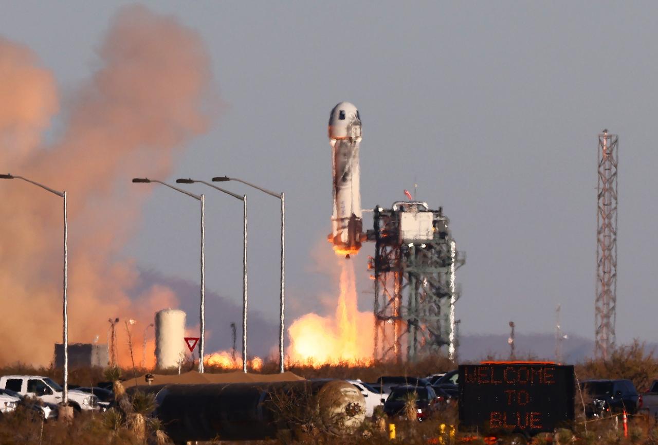 Blue Origin New Shepard lifts off from the Launch Site One launch pad on Dec. 11, 2021 near Van Horn, Texas. (AFP Photo)
