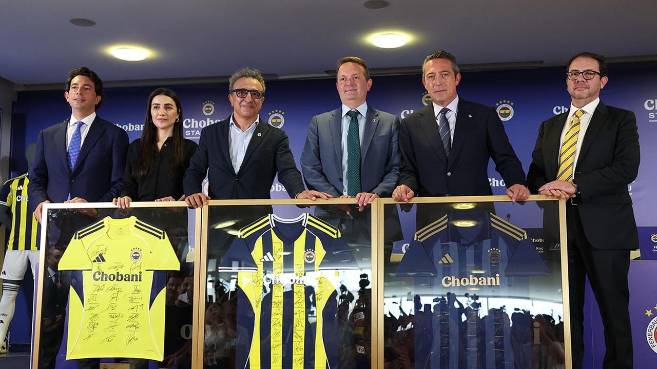 Fenerbahce Başkanı Ali Koc (sağdan ikinci) ve Chobani CEO'su Hamdi Ulukaya (soldan üçüncü), kulübün İstanbul, Türkiye, 31 Temmuz 2025'teki stadyumunda sponsorluk imza töreni sırasında yöneticilerle poz veriyor.