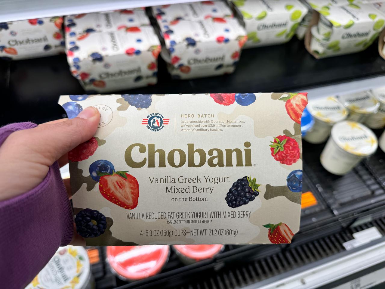 Bir alışveriş yapan kişi, Virginia, ABD'deki bir bakkalda bir Chobani Yunan yoğurt kapına sahiptir. (Adobe Stok Fotoğrafı)