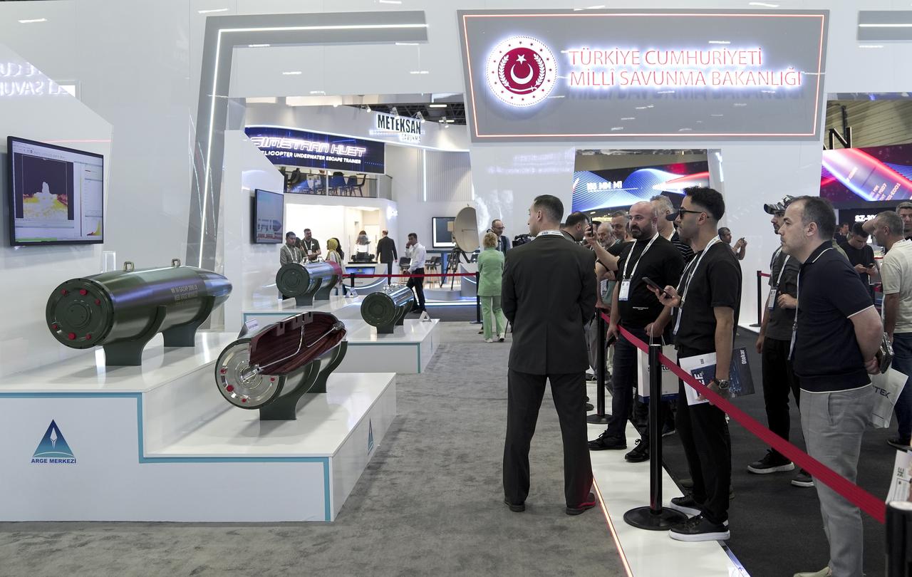 The GAZAP aircraft bomb developed by the Ministry of National Defense (MoD) R&D Center on display at IDEF 2025 in Istanbul, Türkiye on 27 July, 2025. (AA Photo)