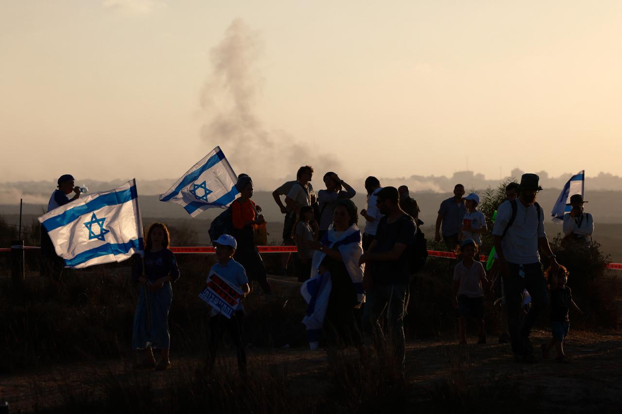 Israeli right-wing protesters gather on a hill overlooking the besieged Gaza Strip near the border fence on July 30, 2025. (AFP Photo)