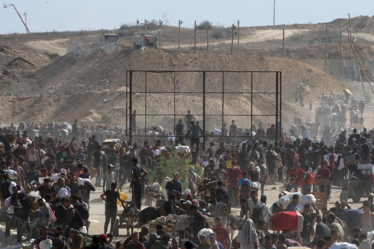 Displaced Palestinians gather to receive aid from a GHF aid distribution point at the so-called "Netzarim corridor" in the central Gaza Strip on July 30, 2025. (AFP Photo)