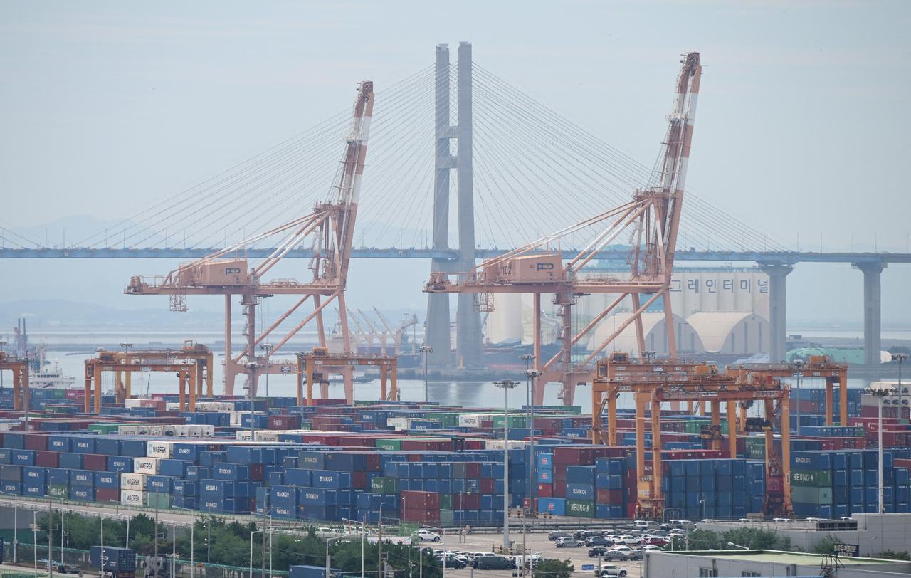 Cranes and shipping containers are seen at a port in Pyeongtaek, South Korea, July 31, 2025. (AFP Photo)