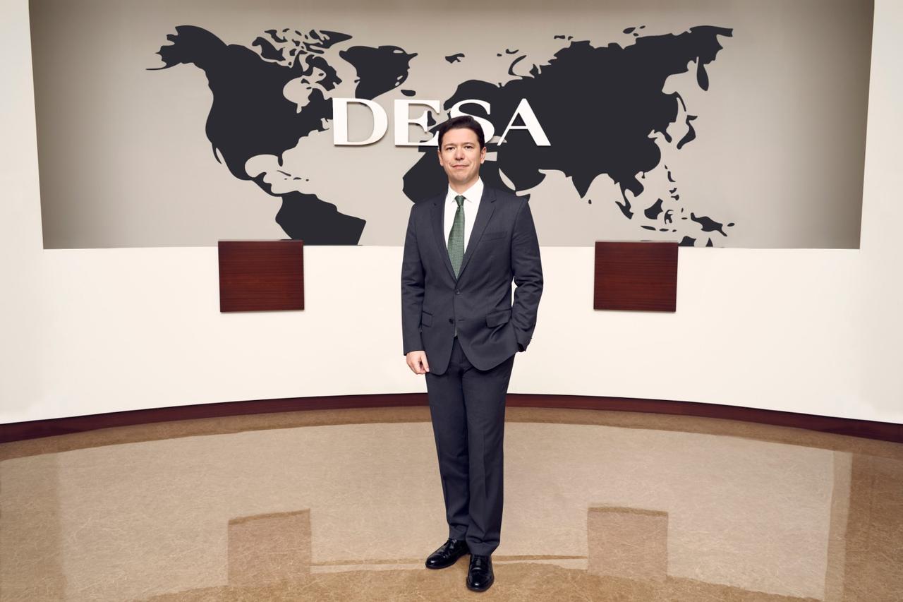 Burak Celet, CEO of Turkish leather goods manufacturer DESA, stands at the company’s headquarters in Istanbul, Türkiye. (Courtesy of turkiyedeisdunyasi.com)