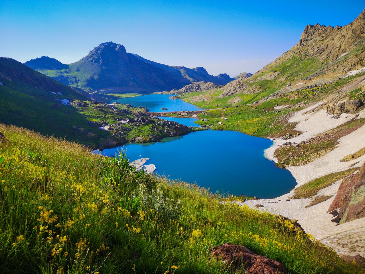 Snow-capped peaks reflect over the serene Cilo Sat Lakes in Hakkari, Türkiye, surrounded by breathtaking mountain scenery. (Adobe Stock Photo)