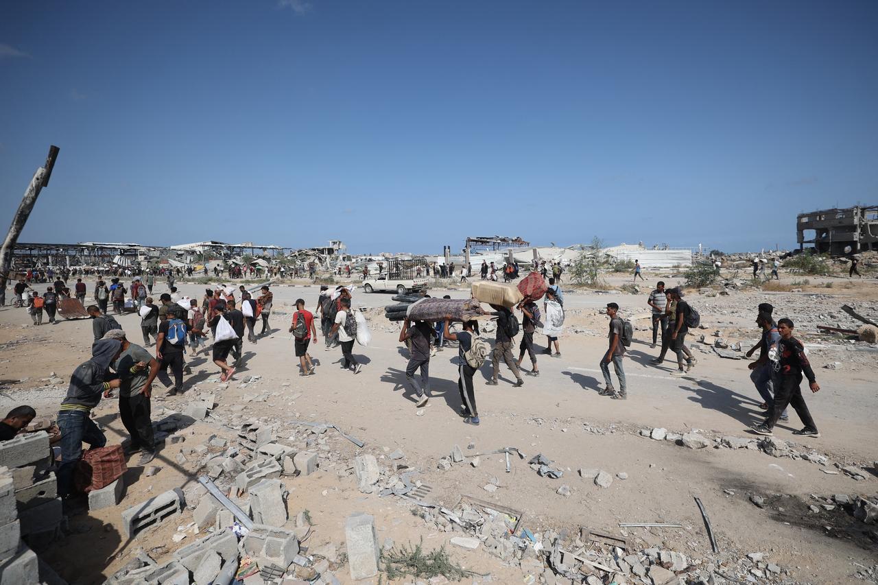Displaced Palestinians at the Nuseirat refugee camp haul food parcels and other items they managed to get from a GHF aid distribution point at in the central Gaza Strip on July 30, 2025. (AFP Photo)