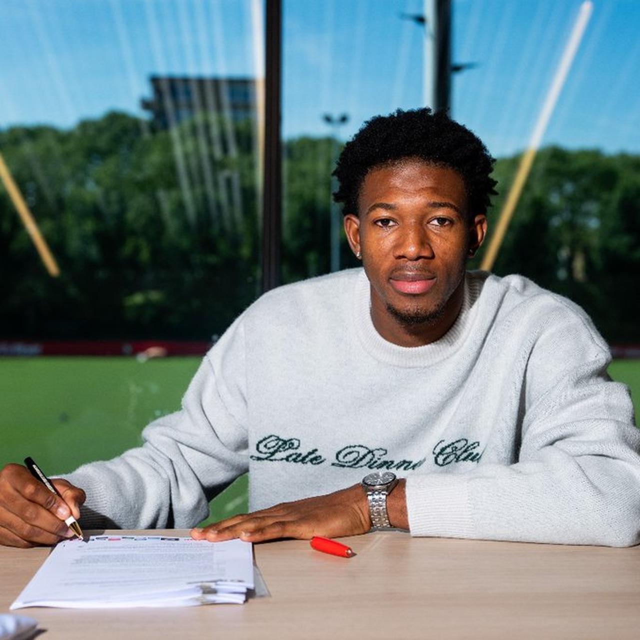 Gaoussou Diarra signs his contract with Dutch club Feyenoord after completing his transfer from Türkiye’s Istanbulspor in Rotterdam, Netherlands, on July 4, 2025. (Photo via X/@Feyenoord)