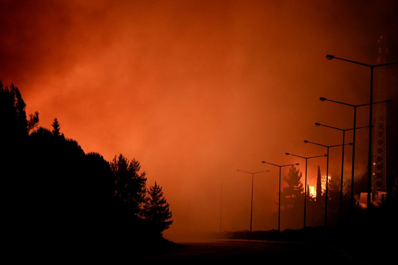 Wildfires rage across Izmir province, claiming 2 lives, threatening urban areas