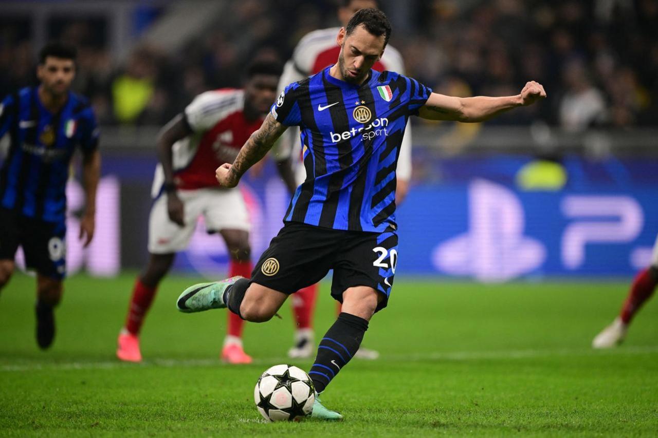 Inter Milans Turkish midfielder #20 Hakan Calhanoglu kicks and scores a penalty during the UEFA Champions League football match between Inter Milan and Arsenal at the San Siro stadium in Milan on November 6, 2024. (AFP Photo)