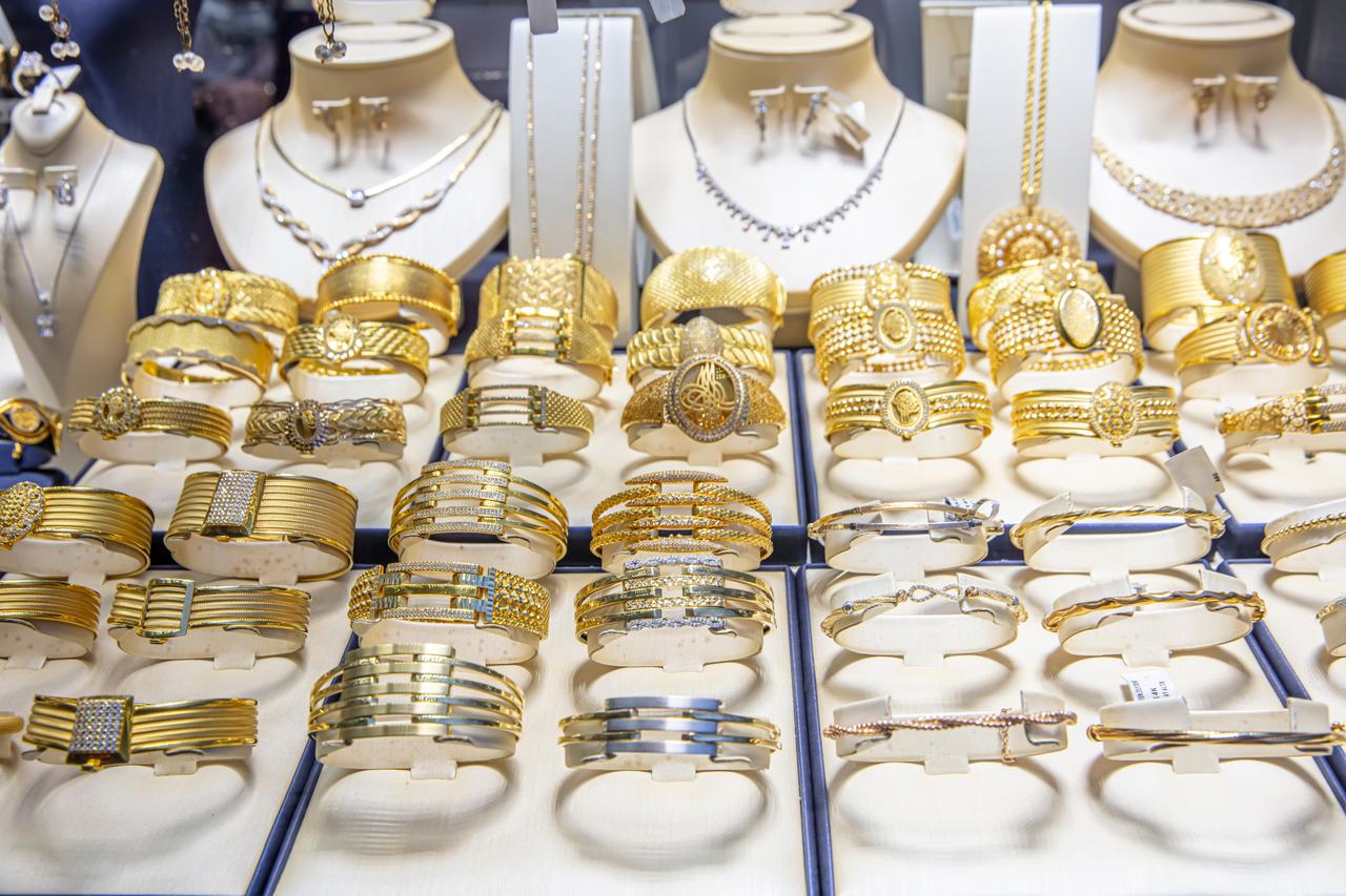 Golden accessories in the display window of a jewelry store in Istanbul, Türkiy on November 28, 2021. (Adobe Stock Photo)