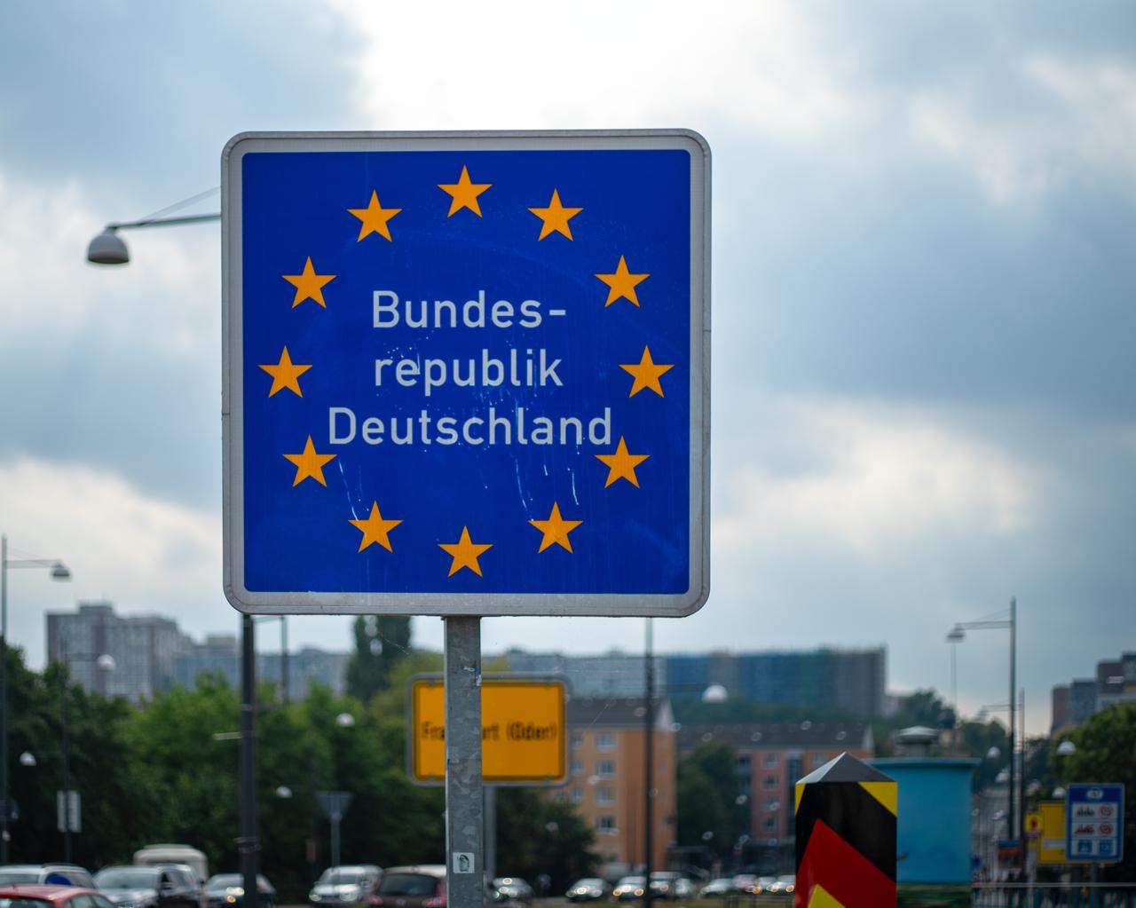 A German border sign near Frankfurt, marking the boundary with Poland. (Adobe Stock Photo)