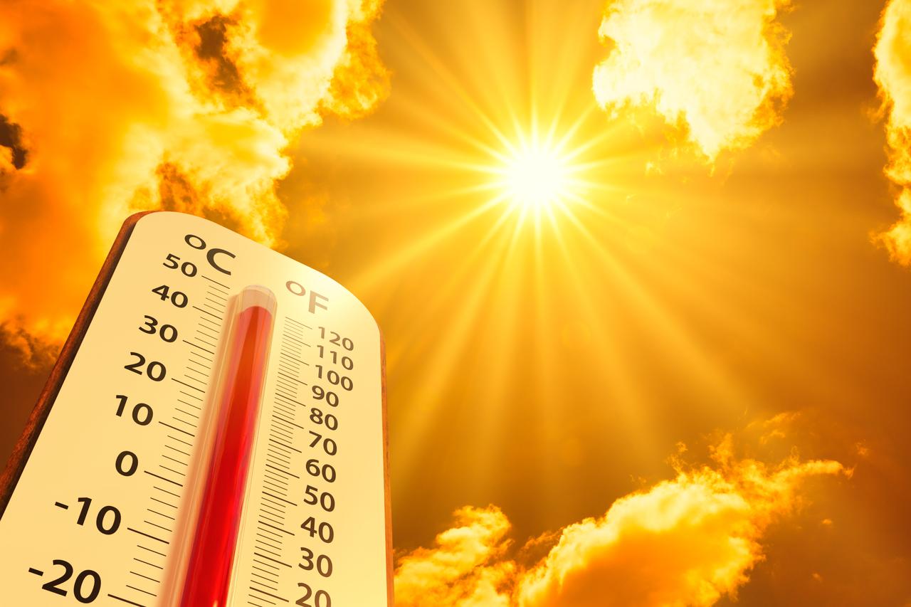 Orange sky with sun and thermometer showing high temperature. (Adobe Stock Photo)