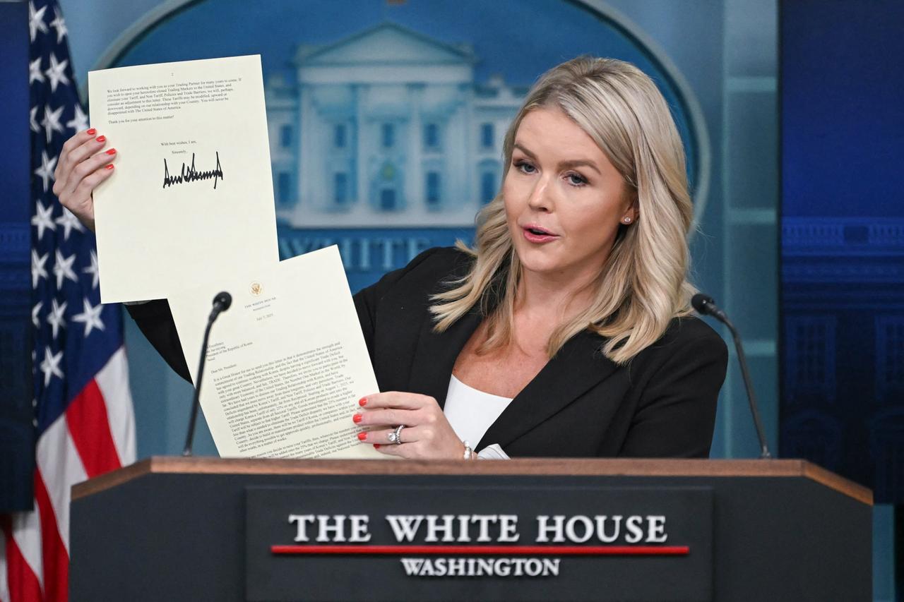 White House Press Secretary Karoline Leavitt holds a letter from US President Donald Trump addressed to South Korean President Lee Jae-myung as she speaks during the daily briefing in the Brady Briefing Room of the White House in Washington, U.S. on July 7, 2025. (AFP Photo)