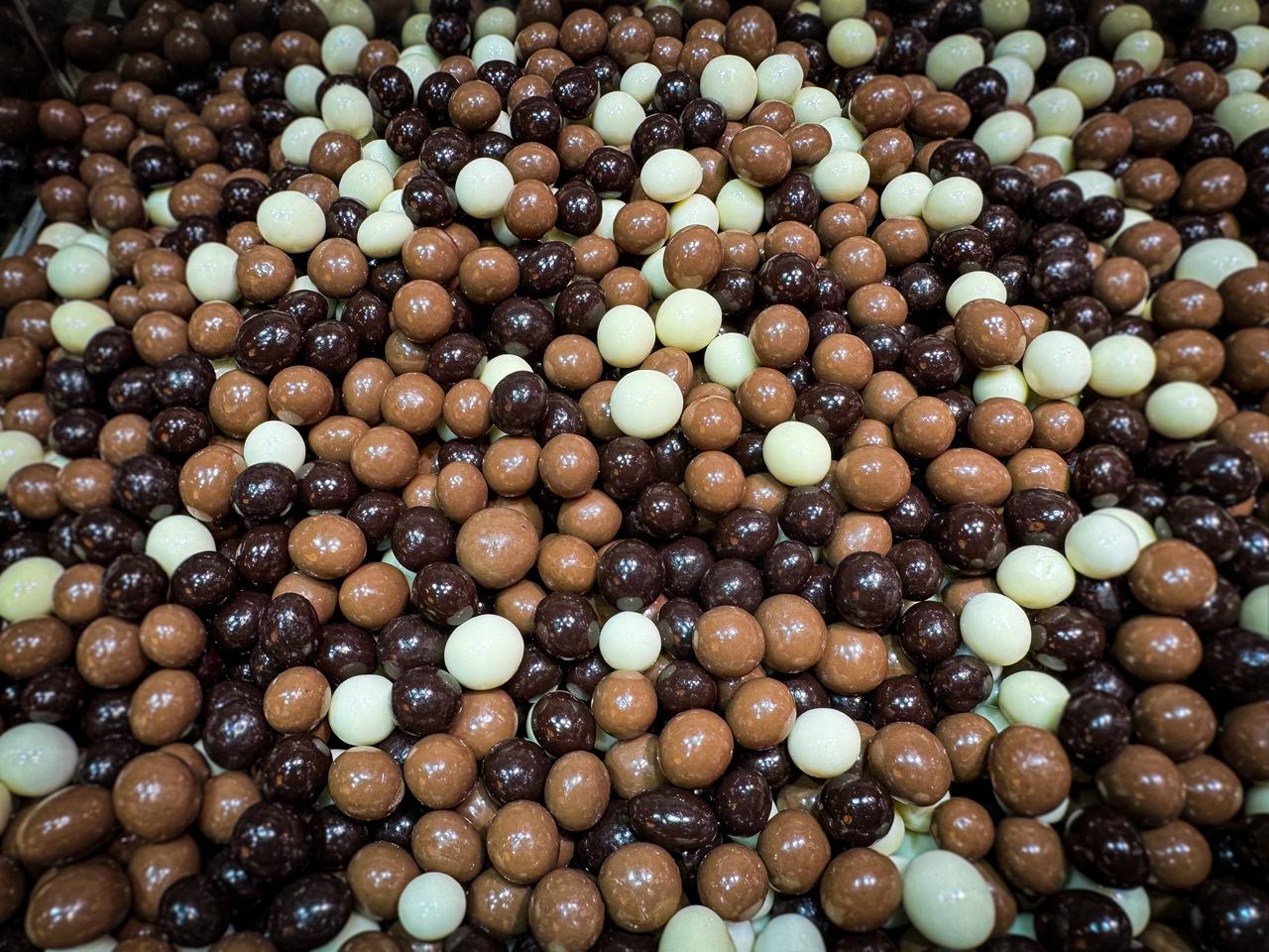 An assortment of chocolate-coated treats on display at Istanbul’s Grand Bazaar in Türkiye, accessed on July 7, 2025. (Adobe Stock Photo)