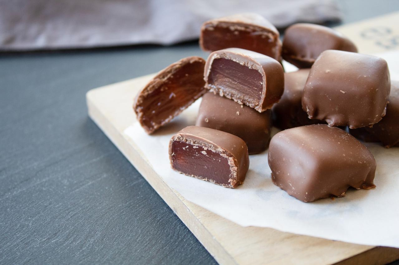 Close-up of rich, chocolate-covered confections with soft centers, produced in Türkiye, accessed on July 7, 2025. (Adobe Stock Photo)