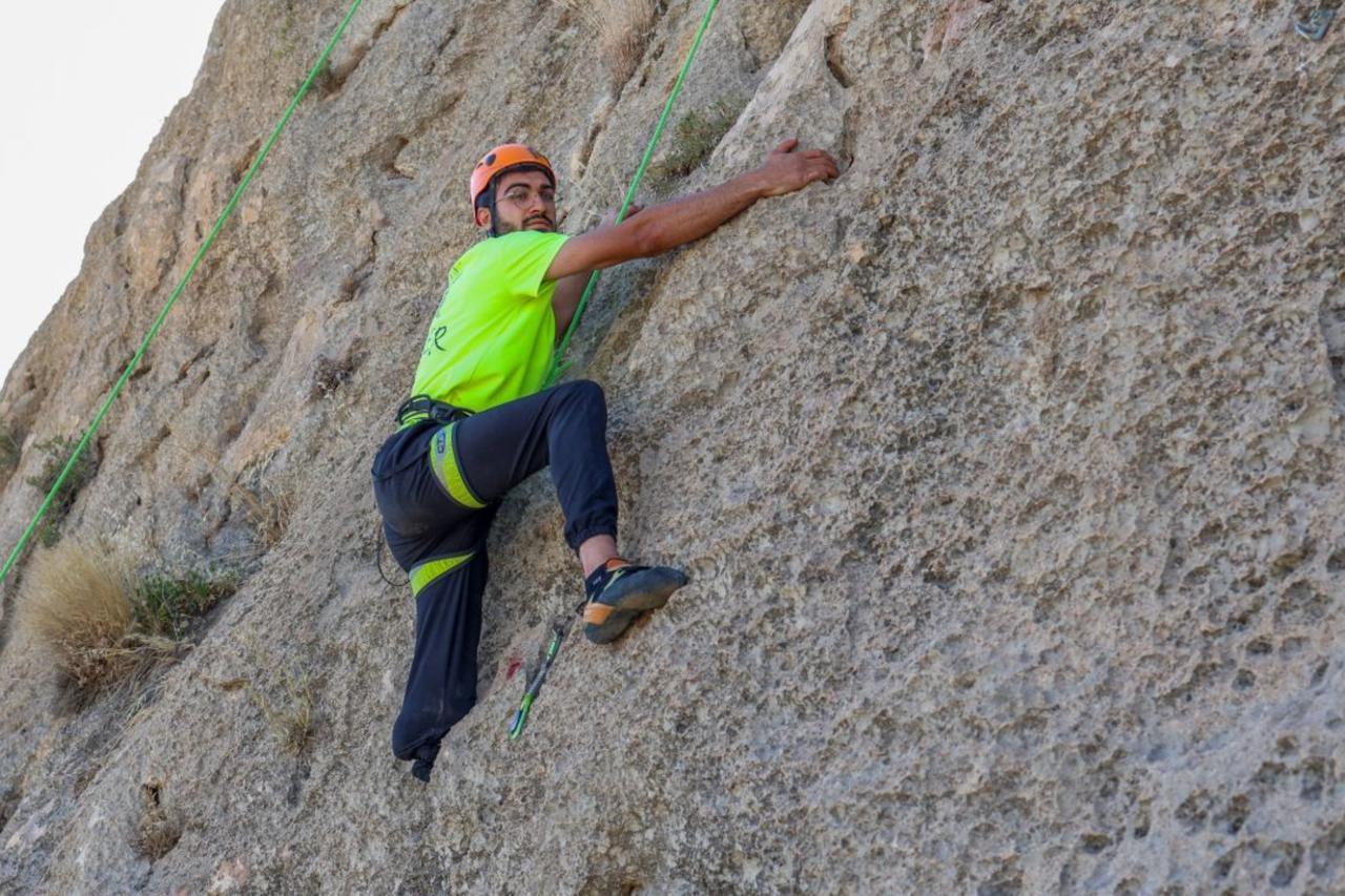 One-legged Turkish climber eyes gold at country’s 1st Para-Climbing Championship