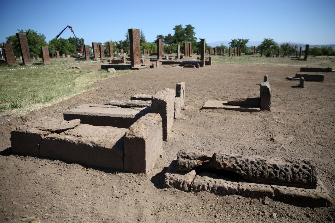Seljuk Cemetery in Türkiye reveals 22 new graves in latest excavations