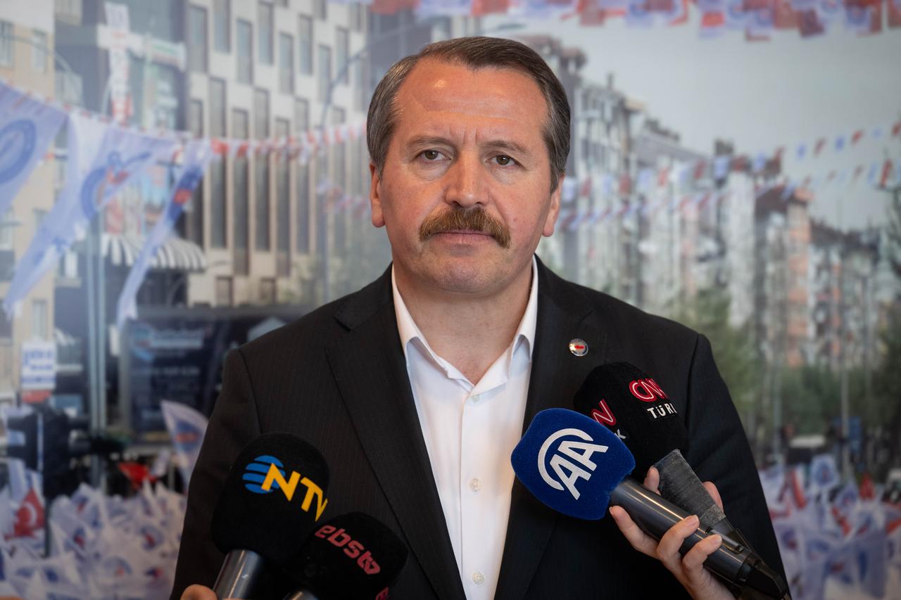 Ali Yalcin, president of Memur-Sen and Eğitim-Bir-Sen education unions, announces the results of a comprehensive study on Türkiye's mandatory education system at the Memur-Sen headquarters in Ankara, Türkiye on July 8, 2025. (AA Photo)
