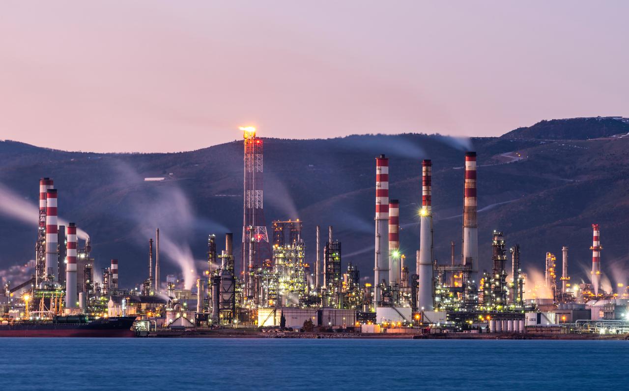 A view of Tupras’s oil refinery complex in Kocaeli, Türkiye, accessed on July 8, 2025. (Adobe Stock Photo)