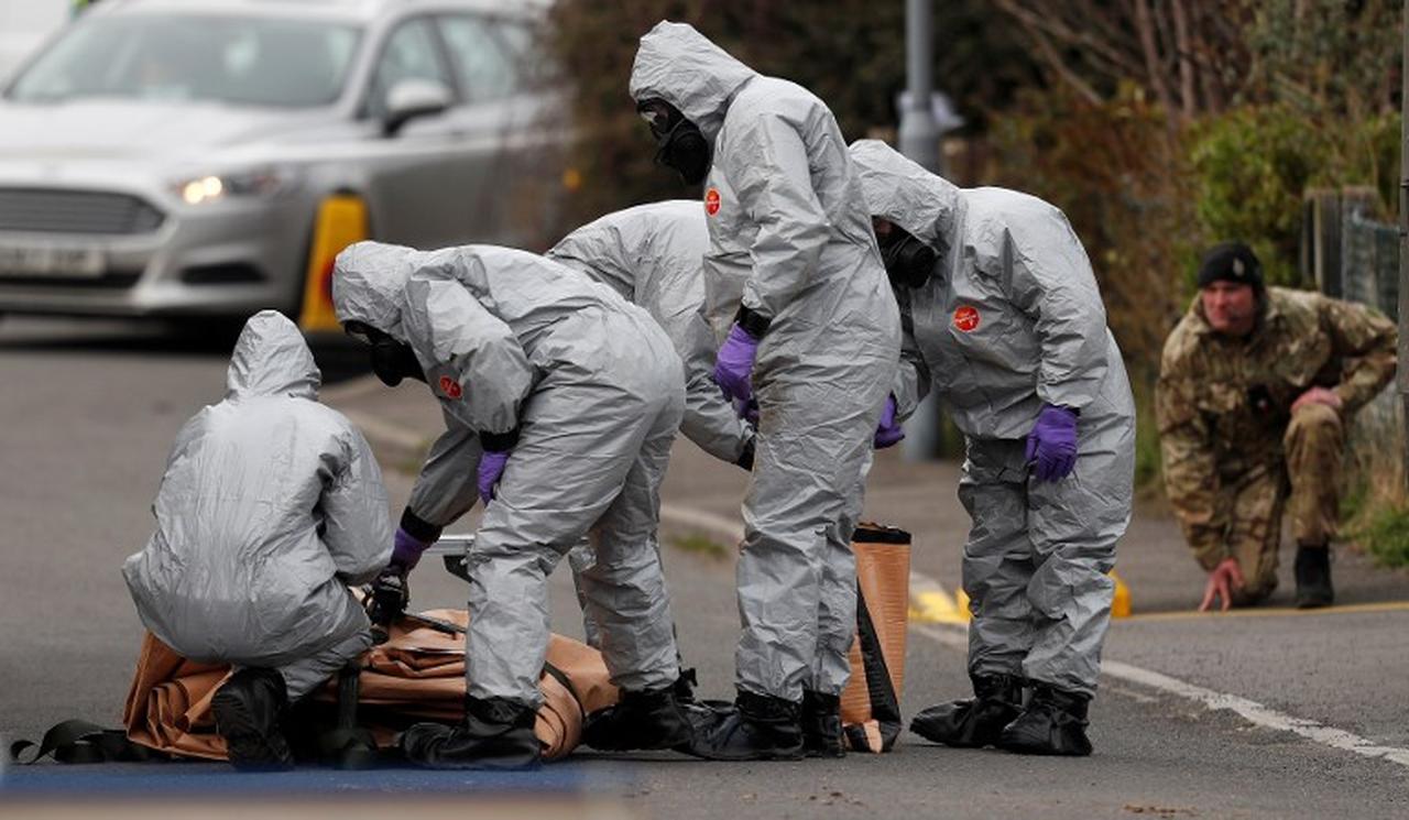 British Military personnel wearing protective coveralls work to remove a vehicle connected to the March 4 nerve agent attack in Salisbury, southeast England on March 14, 2018. (AFP Photo)