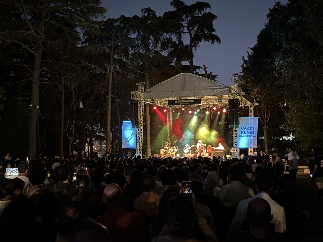 Amerikalı müzisyen Meshell Ndegeocello, İstanbul Kültür ve Sanat Vakfı (IKSV) tarafından düzenlenen 32. İstanbul Caz Festivali'nde sahne alıyor, Türkiye, 8 Temmuz 2025. (AA Photo)