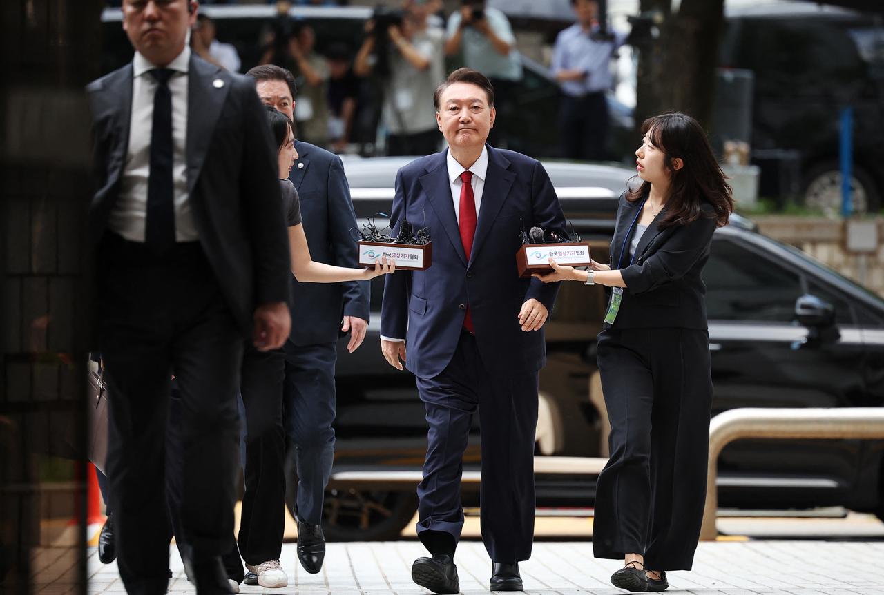 South Korea's former impeached president Yoon Suk Yeol (C) arrives at a court to attend a hearing to review his arrest warrant requested by special prosecutors, in Seoul on July 9, 2025. (AFP Photo)