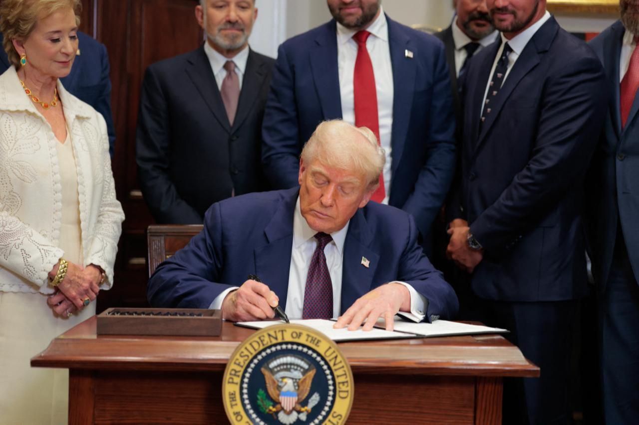 U.S. President Donald Trump signs an executive order in the Roosevelt Room of the White House on July 31, 2025 in Washington, DC. (AFP Photo)