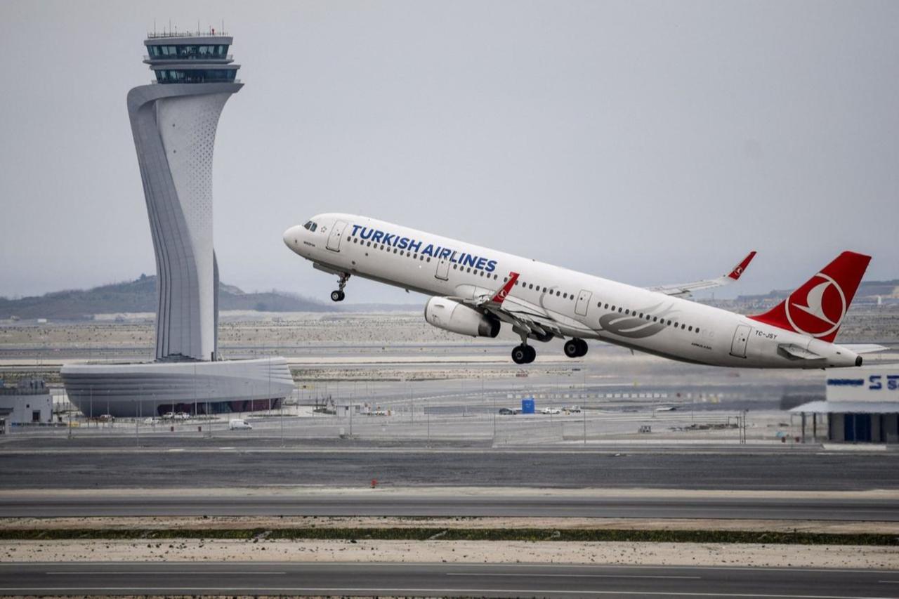 A Turkish Airlines Airbus A321 plane takes off in front of the control tower at Istanbul Airport, Istanbul, Türkiye, Apr. 6, 2019. (AFP Photo)