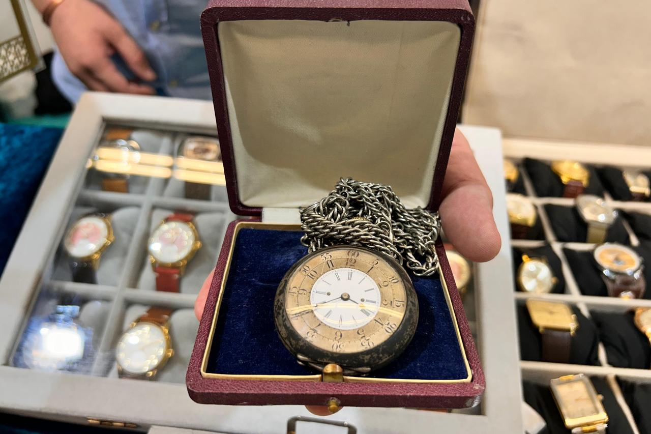 Sultan Abdulhamid II’s prayer-time pocket watch, at the Tesbih, Art, Antiques and Natural Stones Summit in Ankara, Türkiye, July 31, 2025. (IHA Photo)
