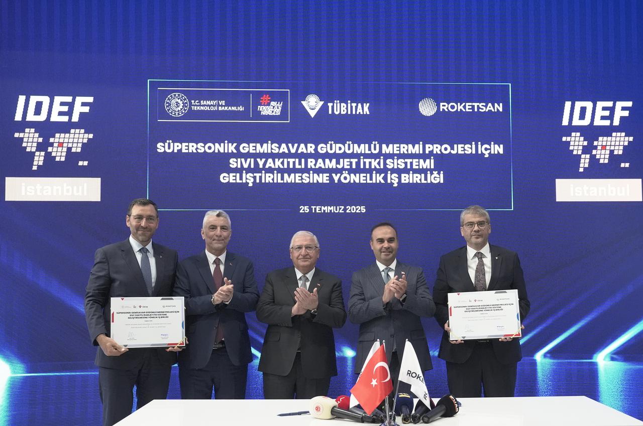 Industry and Technology Minister Mehmet Fatih Kacir, National Defense Minister Yasar Guler (C), Trade Minister Omer Bolat, Roketsan President Murat Ikinci (L) at the signing ceremony during IDEF 2025 in Istanbul on July, 2025. (AA Photo)