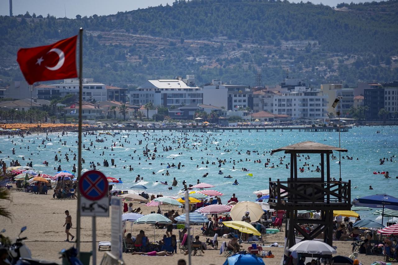 Citizens crowd Illica Beach to swim and cool off as high temperatures above seasonal norms drive locals and tourists to the beach, Izmir, Türkiye, July 25, 2025. (AA Photo)