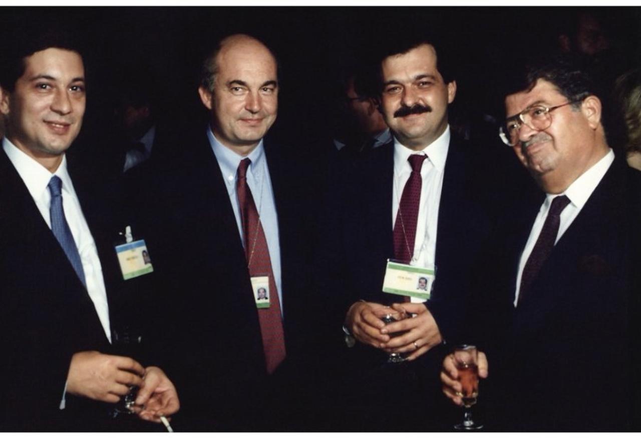 Then-President Turgut Ozal (right) with Central Bank Governor Rusdu Saracoglu (left), State Minister Kemal Dervis (second from left), and Deputy Governor Ercan Kumcu (second from right) at an official event in the early 1990s. (Photo via t24.com.tr)