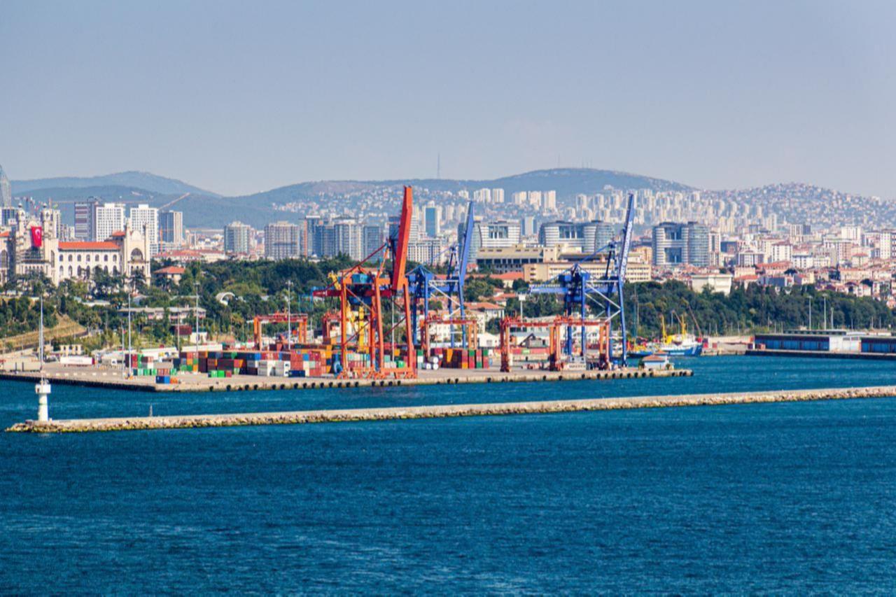 Aerial view of container operations at Izmir Port, a key logistics hub in western Türkiye. (AA Photo)