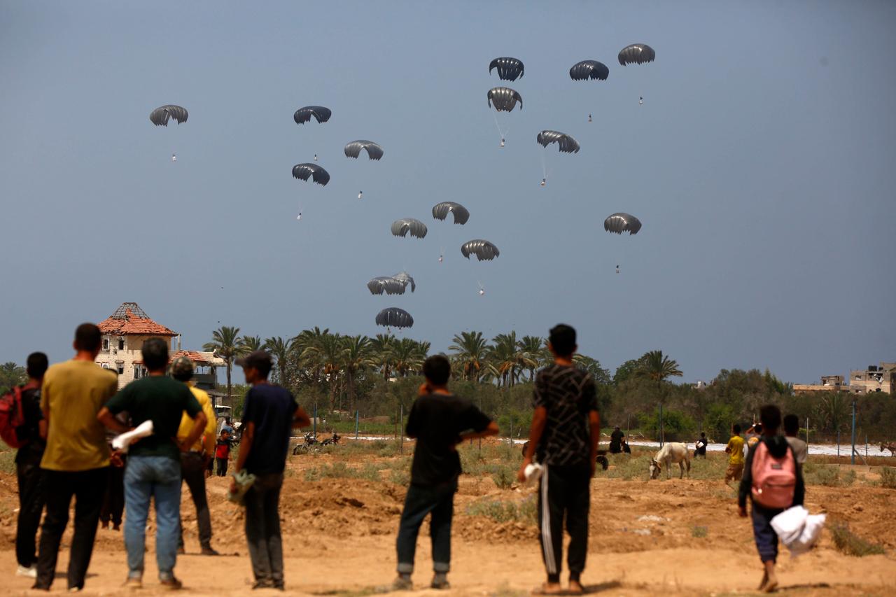 Israel’s air drops of humanitarian aid continue over the Gaza Strip, which remains under attack and blockade, August 09, 2025. (AA photo)