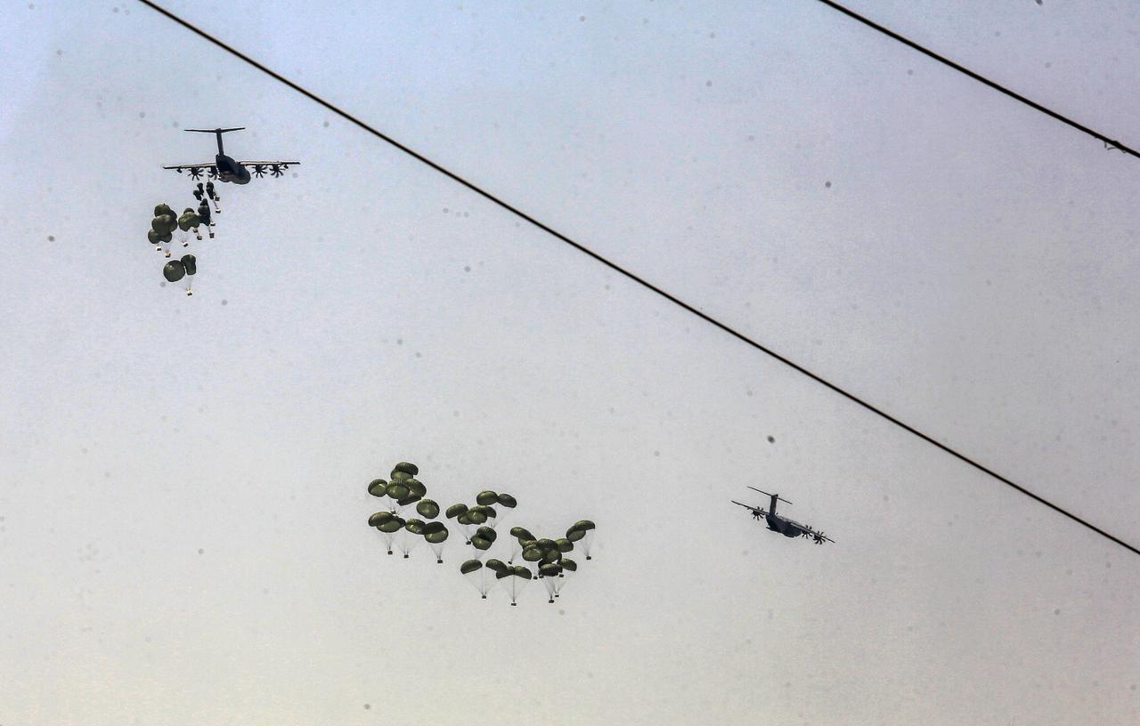 Efforts to deliver humanitarian aid by parachute continue over the Gaza Strip, which remains under Israeli attack and blockade. Aircraft dropped aid supplies by parachute over the city of Rafah in Gaza,, August 10, 2025. (AA photo)