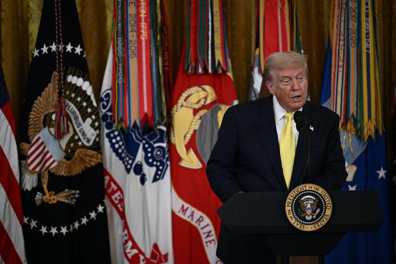 ABD Başkanı Donald Trump, 7 Ağustos 2025'te Washington, ABD'deki Beyaz Saray'ın doğu odasında Ulusal Mor Kalp Günü'nde bir etkinliğe ev sahipliği yaparken açıklamalar sunuyor. (AFP fotoğrafı)