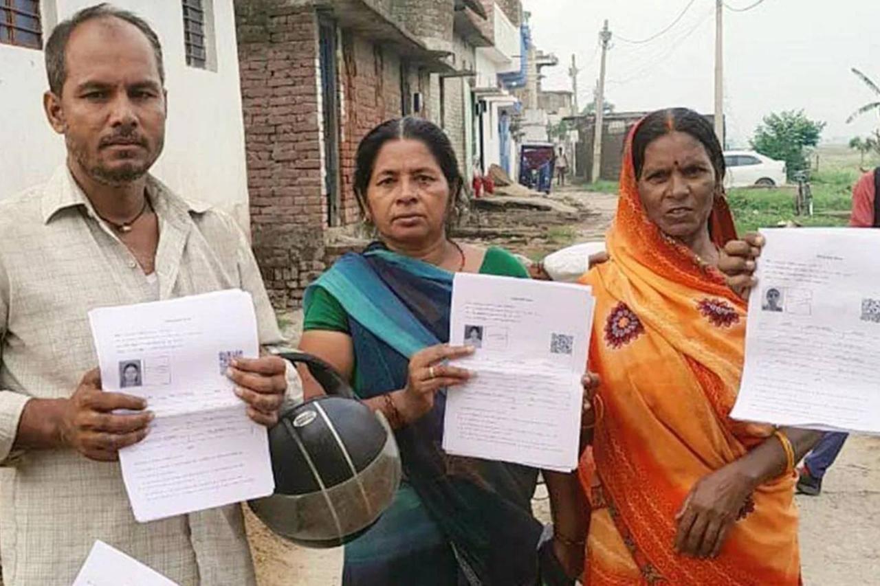 Voters in India show voter cards, accessed on Aug. 11, 2025. (Photo via T24)